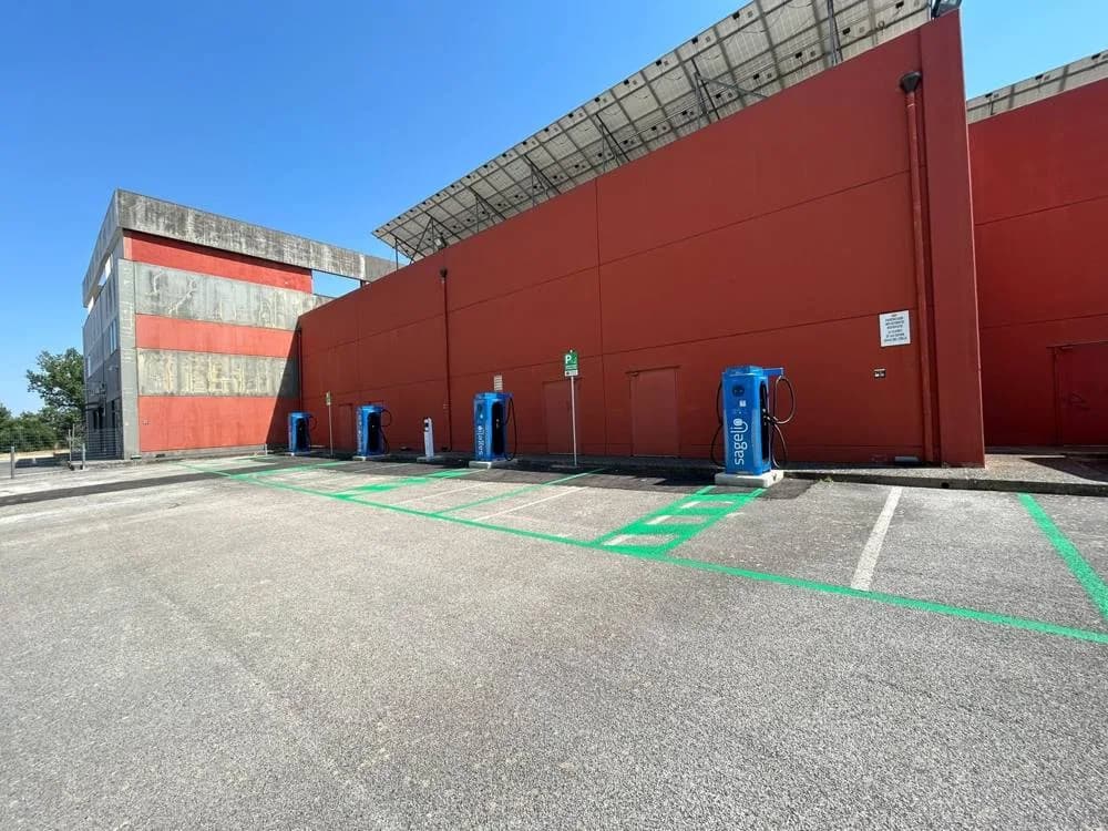 Quattro colonnine Sagelio nel parcheggio del multisala a Gioia del Colle