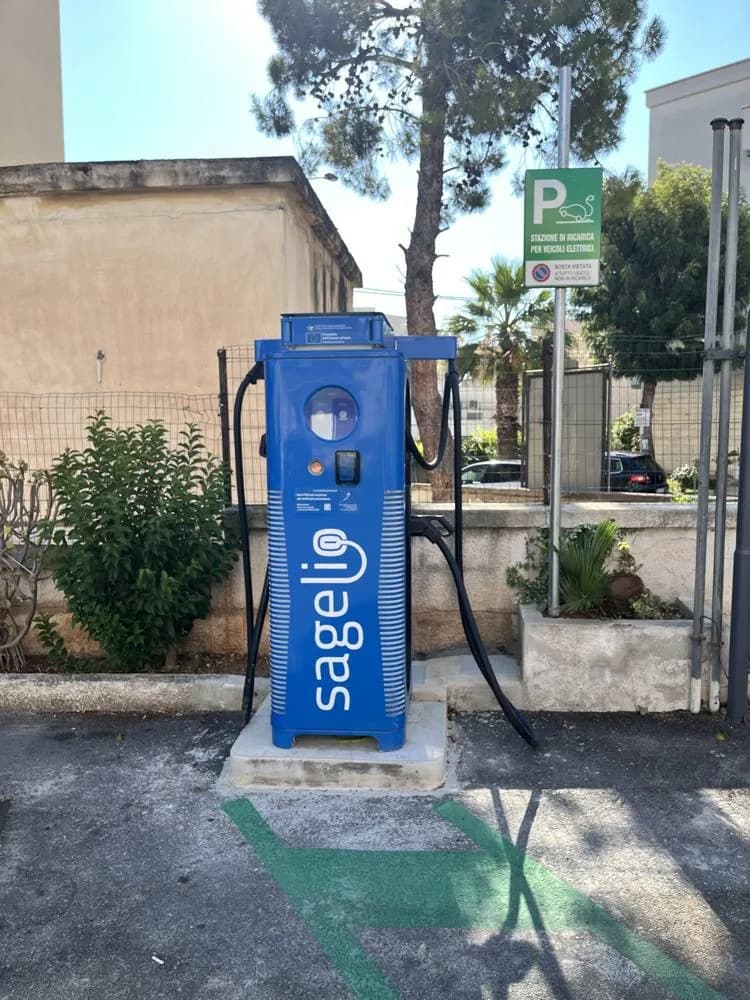 Colonnina fast Sagelio e stallo di ricarica in via Lepanto a Monopoli