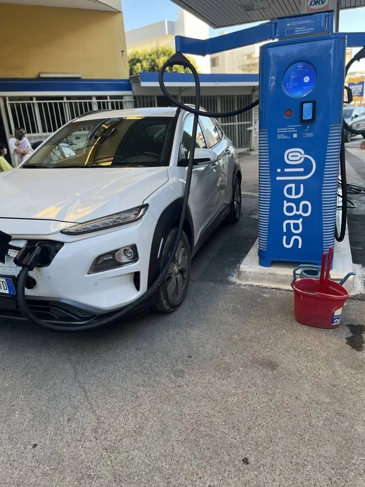 Auto collegata alla stazione di ricarica Sagelio a Triggiano