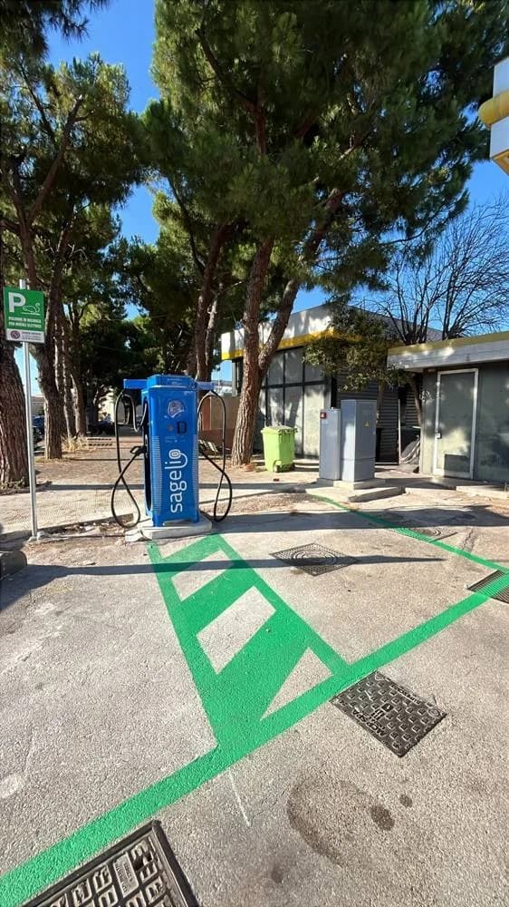 Area di ricarica Sagelio alberata in largo Pozzi a Turi