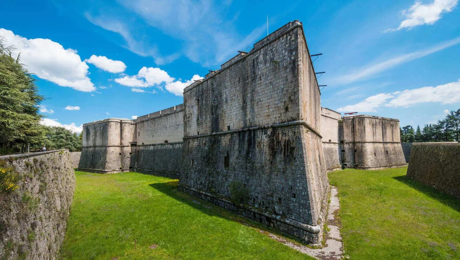 Colonnine di ricarica auto elettriche a L'Aquila